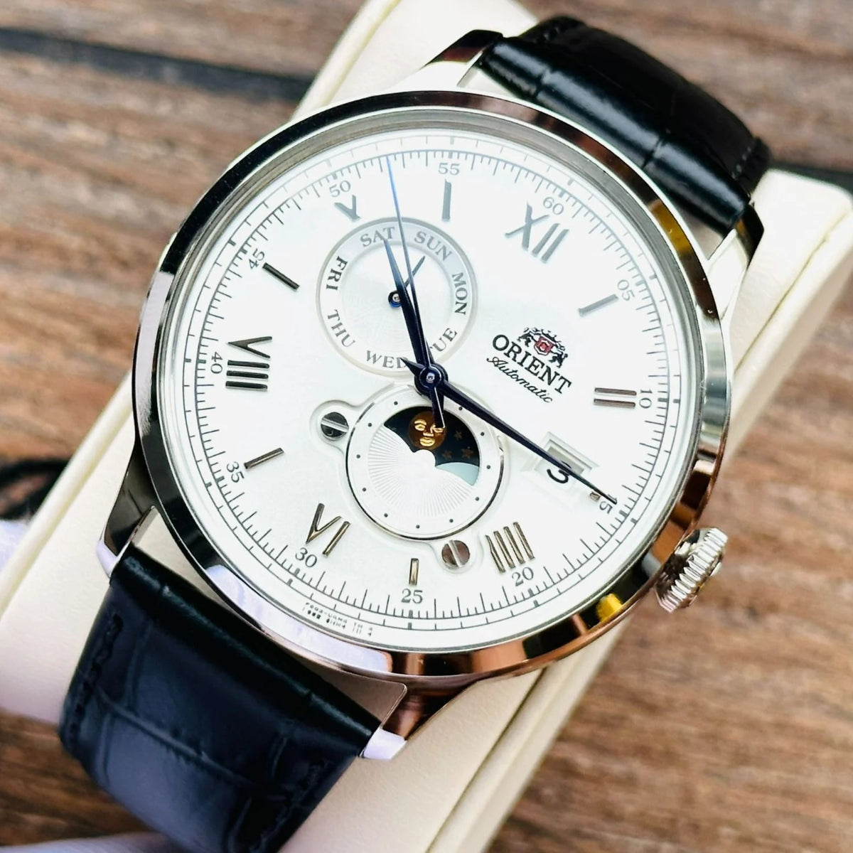 Orient Bambino 41.5mm Sonne & Mond Silbernes Zifferblatt Leder Automatik Herren Uhr RA-AK0802S30B