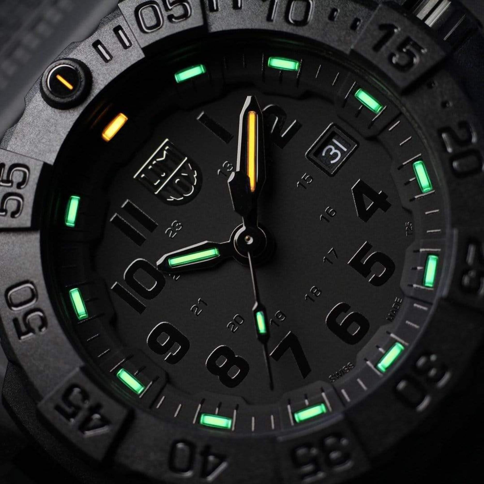 Luminox Navy Seal 3500 Series XS.3501.BO.F Carbonox case and lume dial close up