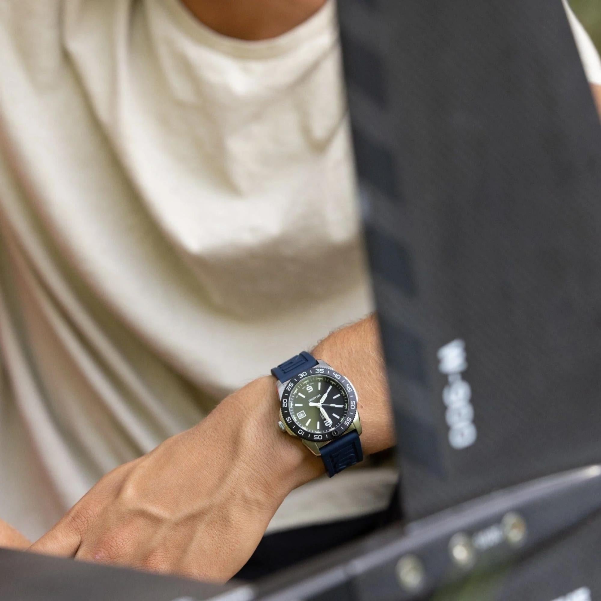 Luminox Pacific Diver Ripple 39mm Blue Dial Steel and Rubber Quartz Watch XS.3123M.SET.1