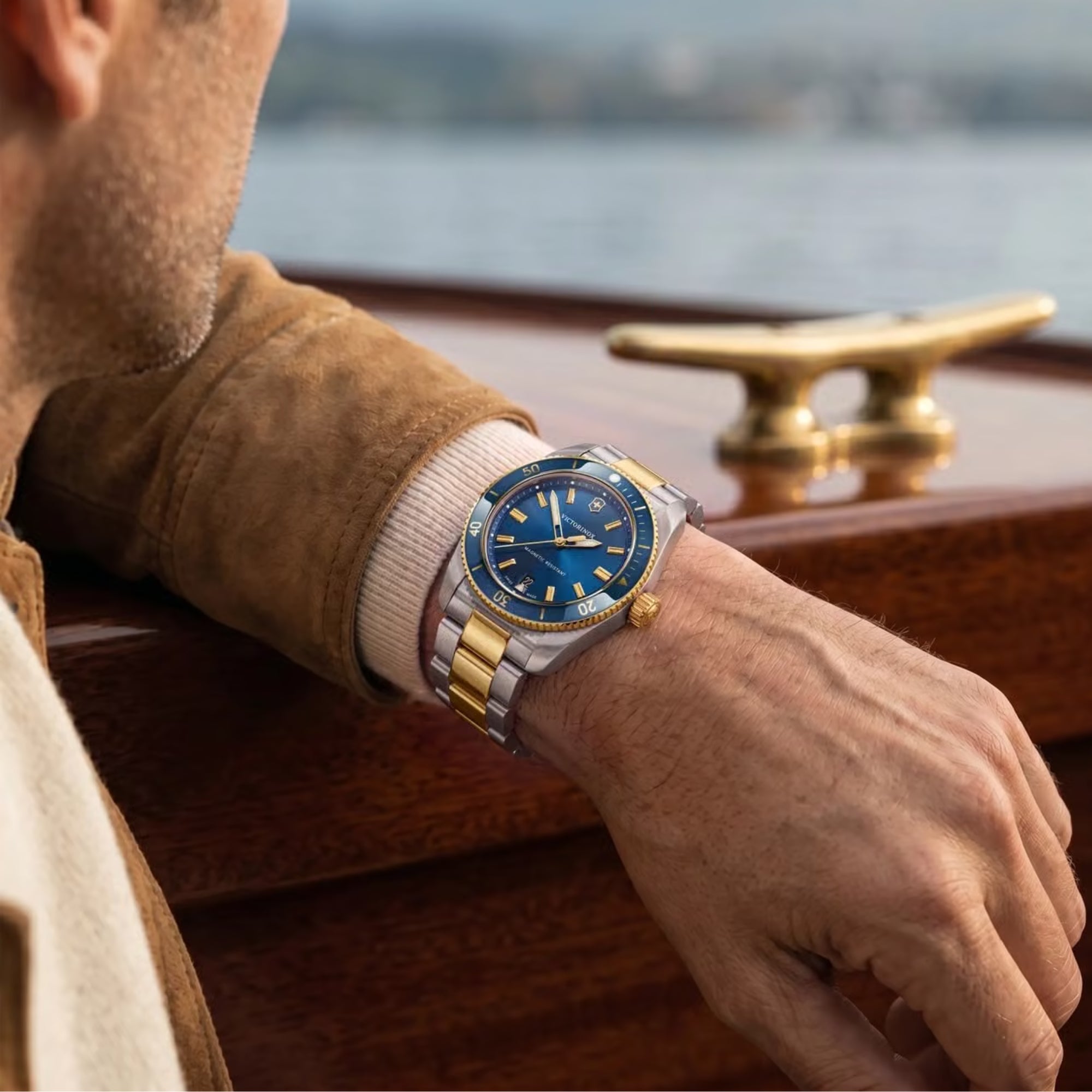 Atomic ブルースターパワーウッドコアPOWERED TITANIUM Victorinox Maverick 39mm Blue Dial Two-Tone Steel Watch 242100
