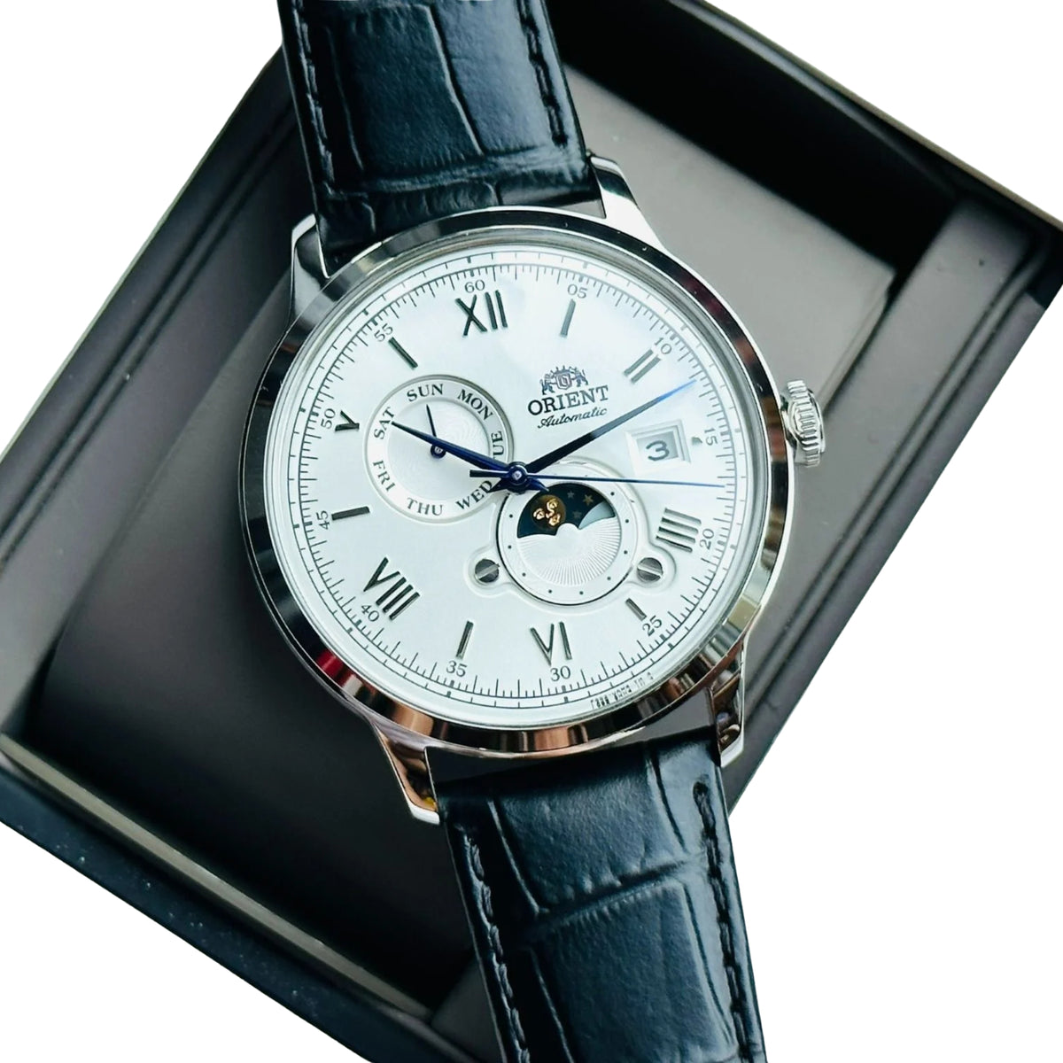 Orient Bambino 41.5mm Sonne & Mond Silbernes Zifferblatt Leder Automatik Herren Uhr RA-AK0802S30B