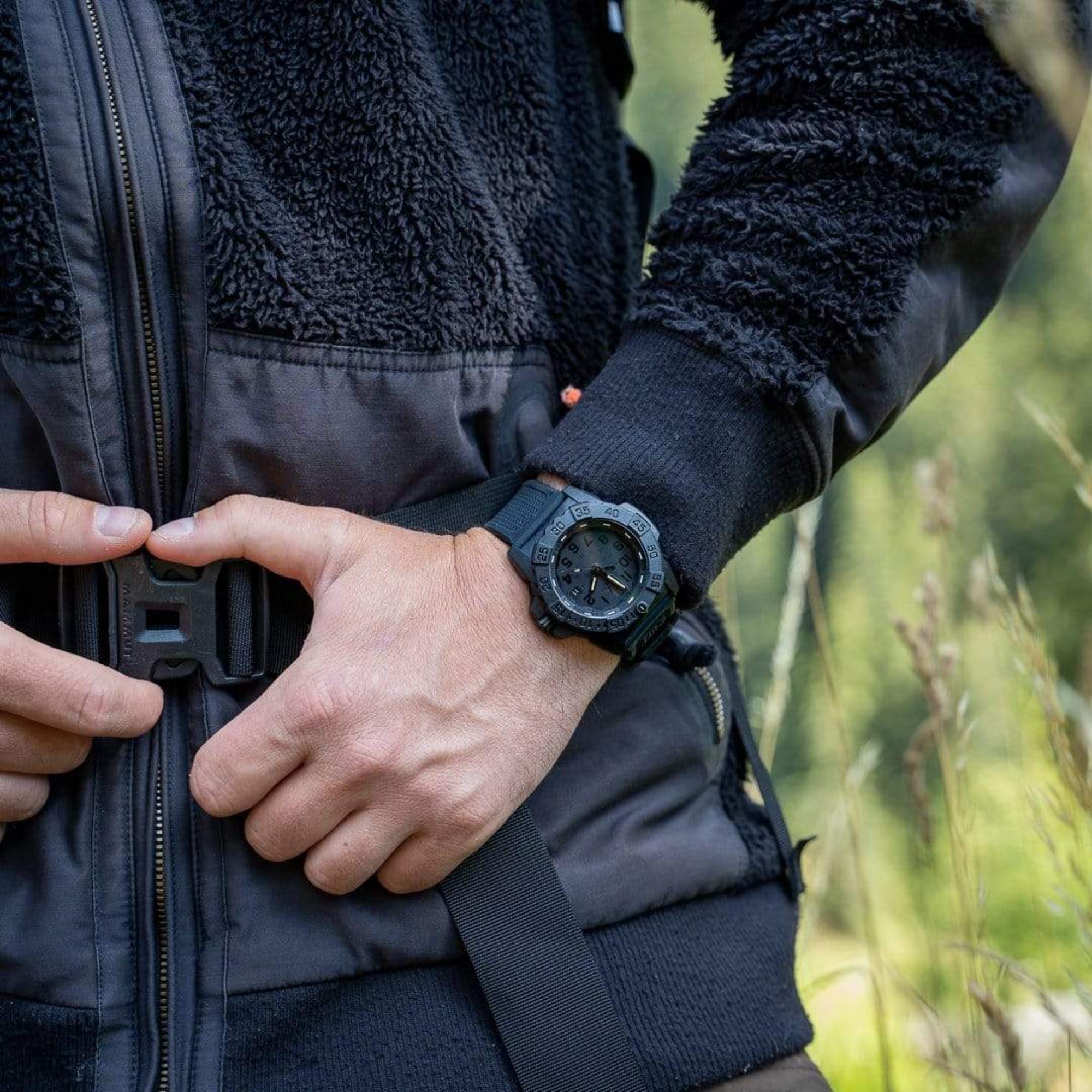 Luminox Navy Seal 3500 Series Quartz Carbonox Black Dial Black Rubber Strap Men's Watch XS.3501.BO.F