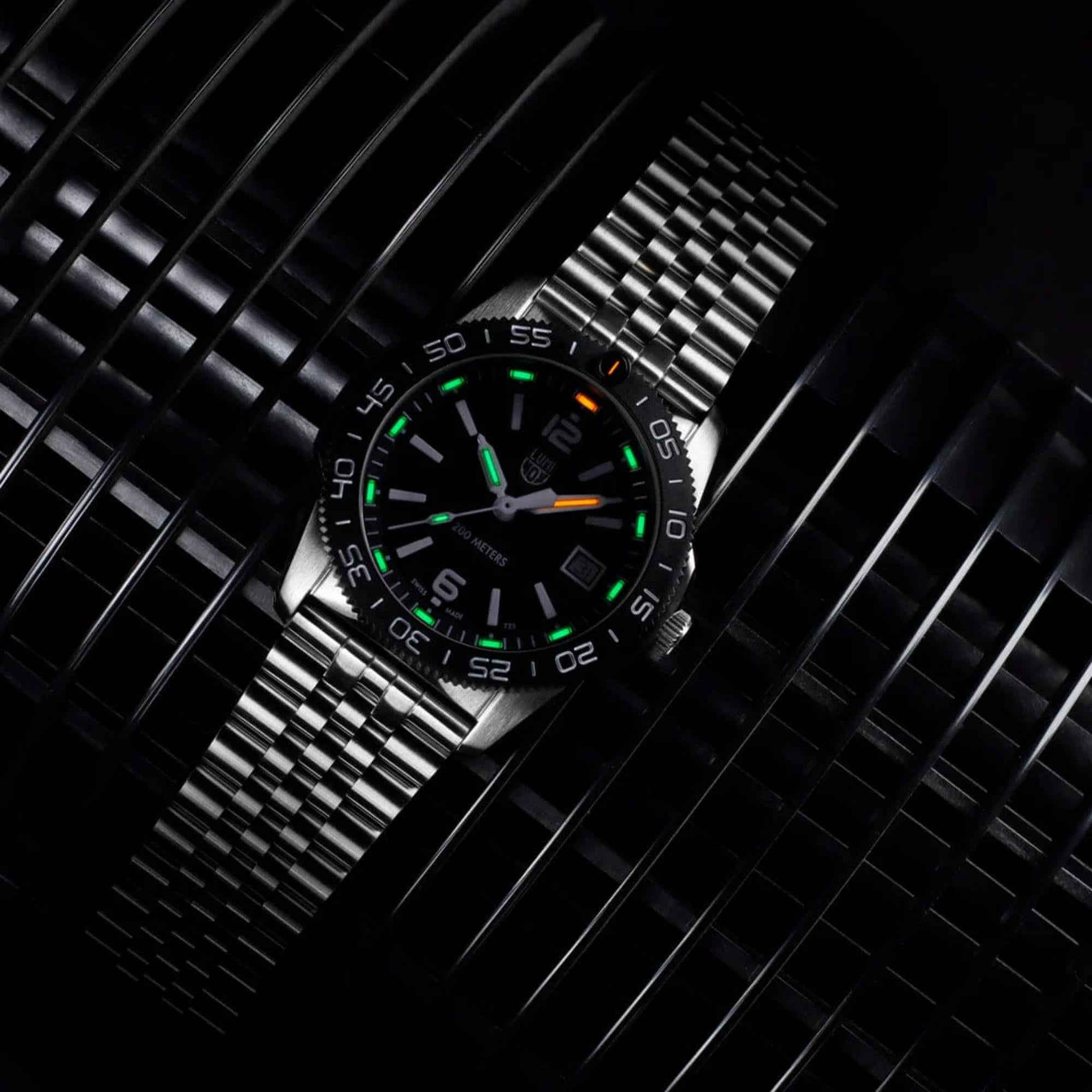 Luminox Pacific Diver Ripple Collection Quartz Black Dial Stainless Steel Strap Unisex Watch XS.3122M
