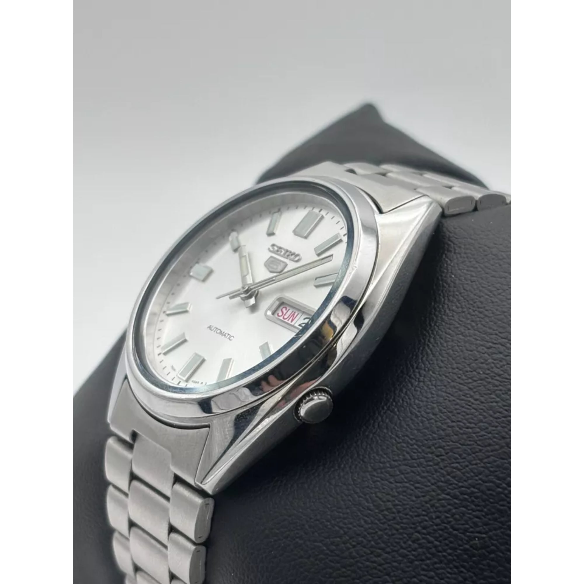 Seiko 5 Automatic Silver Dial Silver Stainless Steel Men’s Watch SNXS73K1 Pre-owned