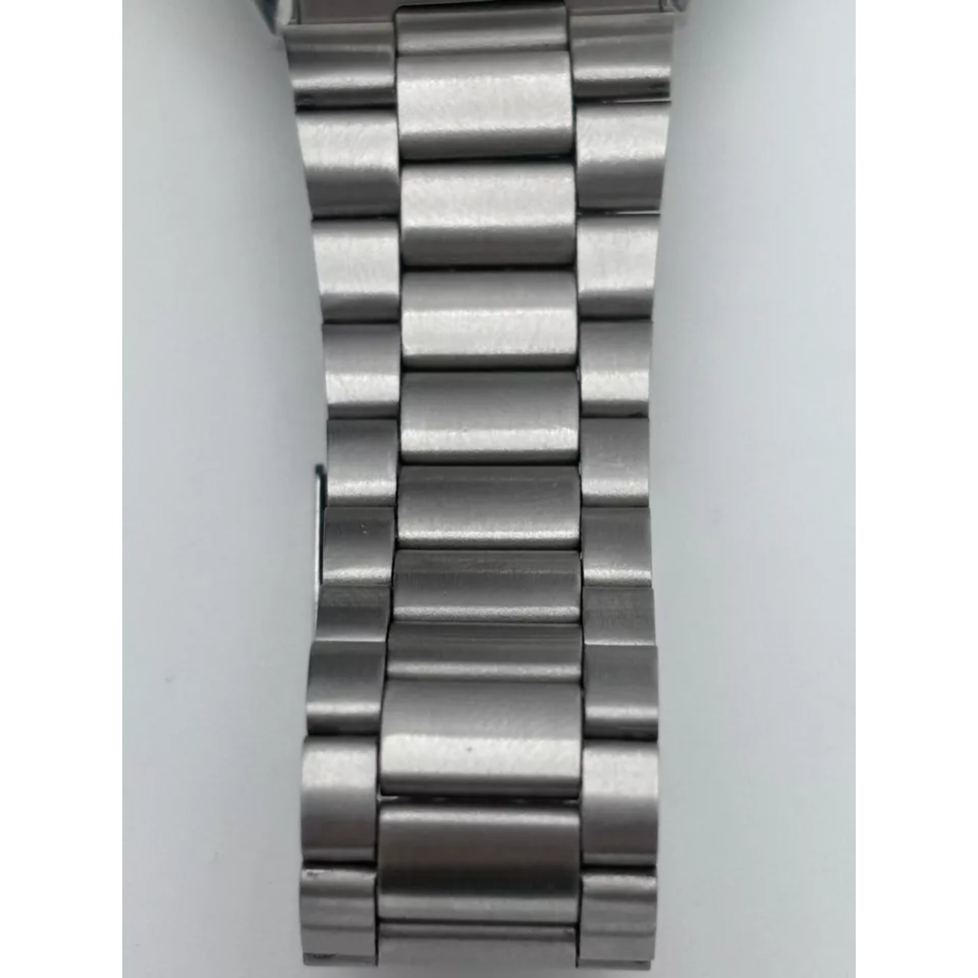 Seiko 5 Automatic Silver Dial Silver Stainless Steel Men’s Watch SNXS73K1 Pre-owned